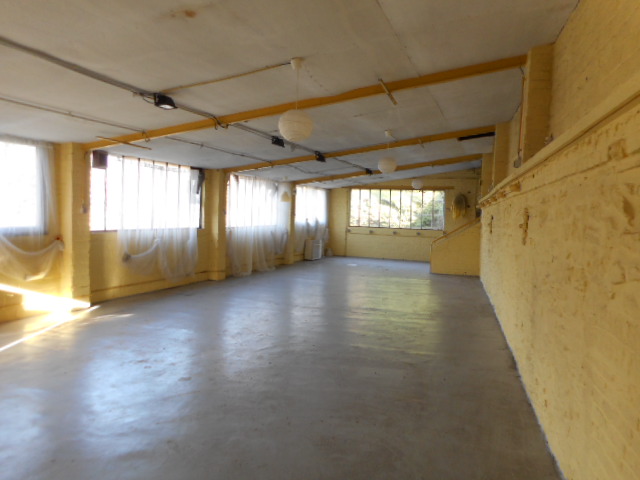 SALLE - ATELIER - +/- 100M2 = 325€